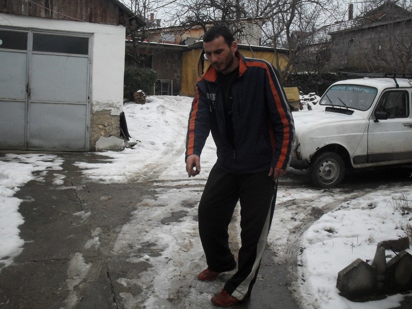 Aleksandar Živković pokazuje mesto u dvorištu gde su ga napala braća