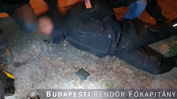 „A sátán segítségével próbálok gyilkolni” – írta K. Dániel, akit végül elfogtak, amiért lekaszabolta a szomszédasszonyát. / Fotó: Police.hu