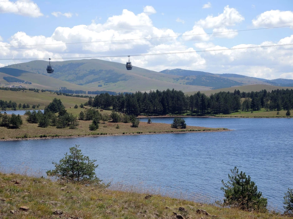 Ribničko jezero u podnožju Tornika