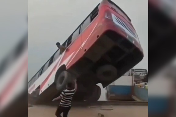 (VIDEO) PUN AUTOBUS SE SURVAO U REKU! Vozač izgubio kontrolu blizu trajekta, prevrnuo se i potonuo: Desetine MRTVIH u Bangladešu