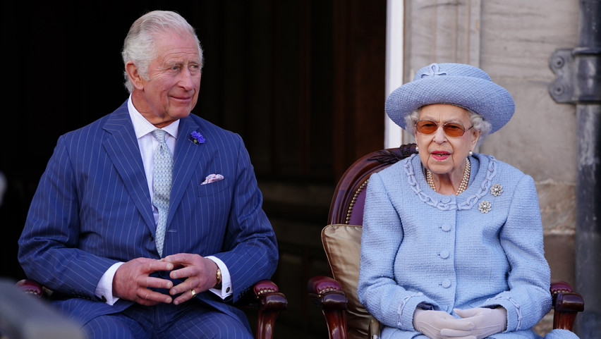 Megható sorokkal búcsúzik II. Erzsébet királynőtől a fia, Károly – Ez vár most az új királyra az elkövetkezendő időben 