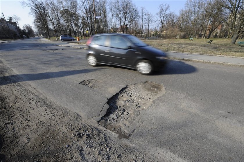 Wjechałeś w dziurę? Nie daj się spławić! Odzyskaj pieniądze 