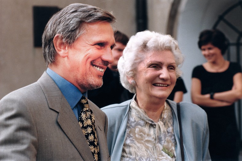 Jan Englert z mamą, 1995 r.