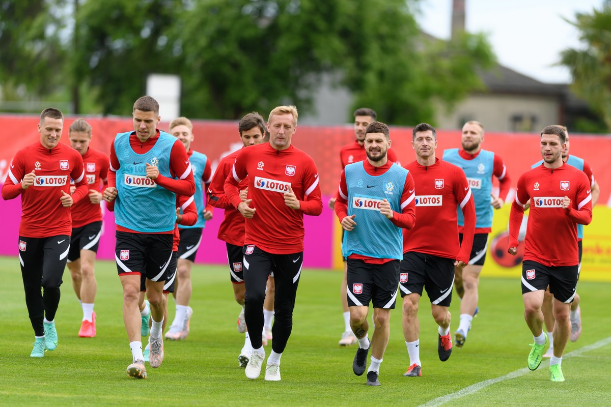 Zawodnicy piłkarskiej reprezentacji Polski Piotr Zieliński (L), Przemysław Płacheta (2L), Jan Bednarek (3L), Kamil Jóźwiak (4L), Bartosz Bereszyński (5L), Kamil Glik (C), Mateusz Klich (4P), Robert Lewandowski (3P), Tymoteusz Puchacz (2P) i Jakub Świerczok (P) podczas treningu kadry w Opalenicy