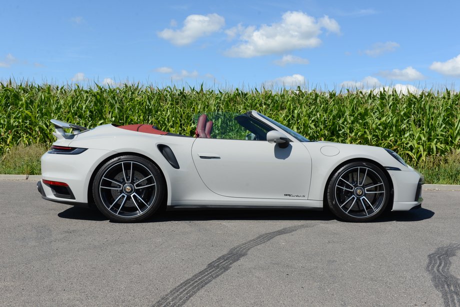 Porsche 911 Turbo S Cabriolet ma kształt, który pozwala mu skutecznie przebijać się przez powietrze, ale gdy trzeba, dzięki odpowiednim spoilerom, to samo powietrze może zapewnić stabilność albo sprawić, że hamowanie będzie bardziej skuteczne.