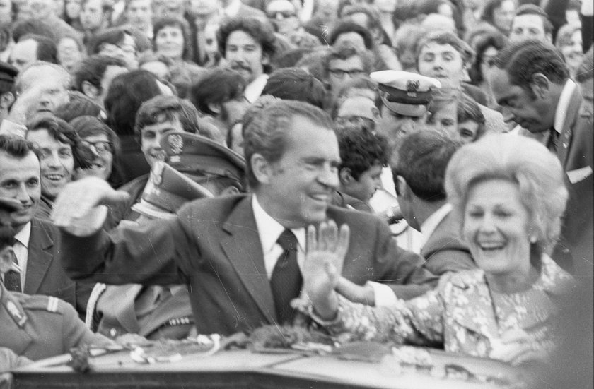 Richard Nixon wraz z żoną pozdrawiają warszawiaków
