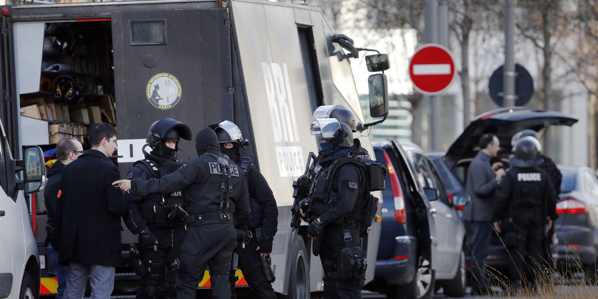 zakładnicy colombes francja policja