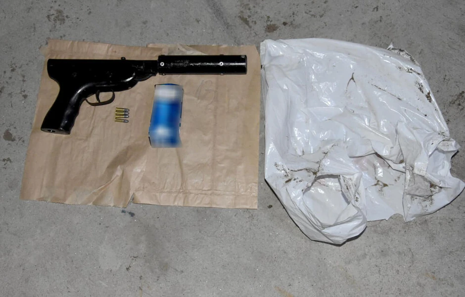 Pištolj sa prigušivačem pronađen kod maloletnika 