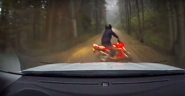 Patrol policji radiowozem przejechał motocyklistę. Mundurowi nagrali WIDEO