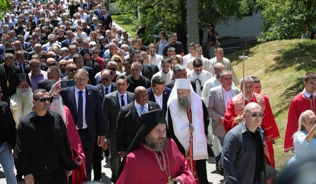 Patrijarh srpski Porfirije predvodi litiju koja je krenula od Hrama Uspenja Presvete Bogorodice do groblja u Bratuncu