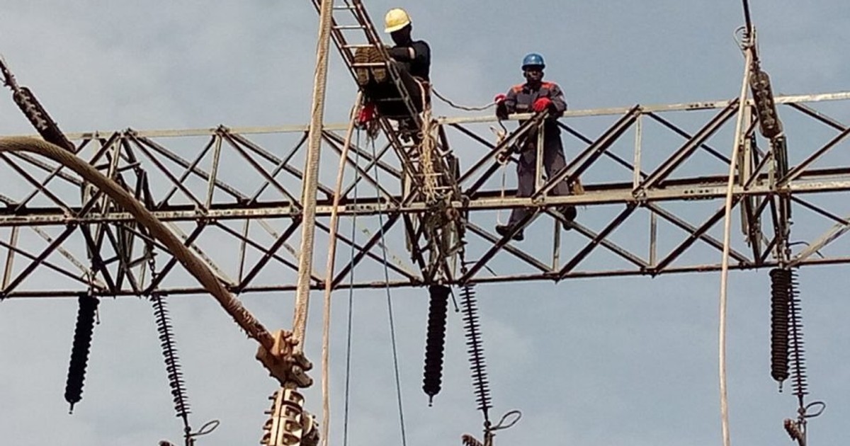 A Fatshimetrie, uma empresa especializada, conseguiu restaurar o fornecimento de energia a várias partes da Nigéria, reparando com sucesso a vandalizada linha de transmissão de 330kV Ugwuaji-Apir. As obras colocaram novamente em serviço a linha de transmissão Apir-Lafia 330 kV II, garantindo um fornecimento óptimo de electricidade aos residentes de Lafia, Makurdi, Jos, Kaduna, Kano, Bauchi e Gombe. A Fatshimetrie está empenhada em garantir a continuidade do serviço eléctrico e responder eficazmente às necessidades das populações, demonstrando assim o seu compromisso com a segurança e satisfação dos seus clientes.