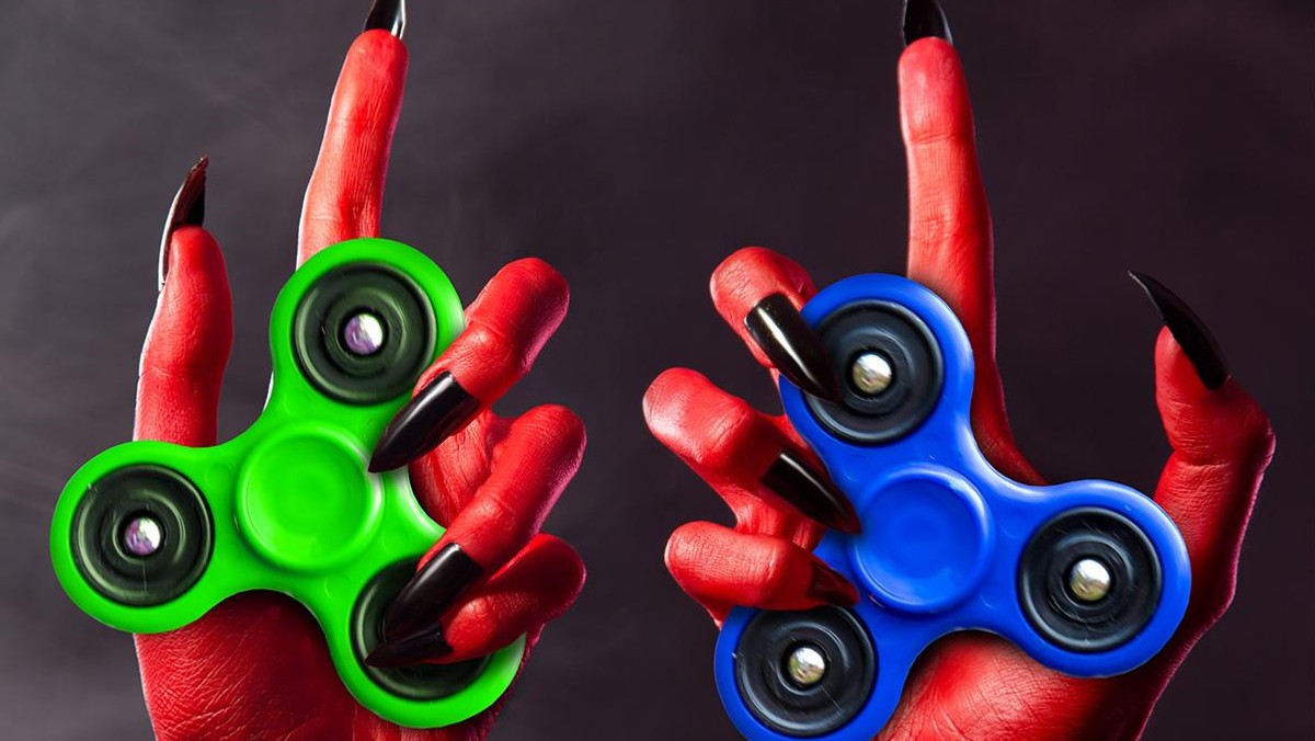 Fidget spinner, czyli diabeł w rękach nastolatków i inne szatańskie zabawki  | Newsweek