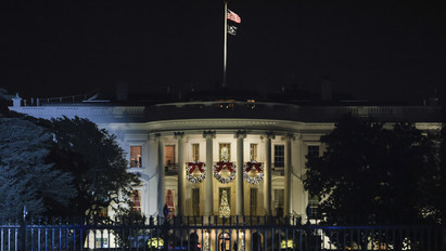 Elkészült a karácsonyi dekoráció a Fehér Házban – videó