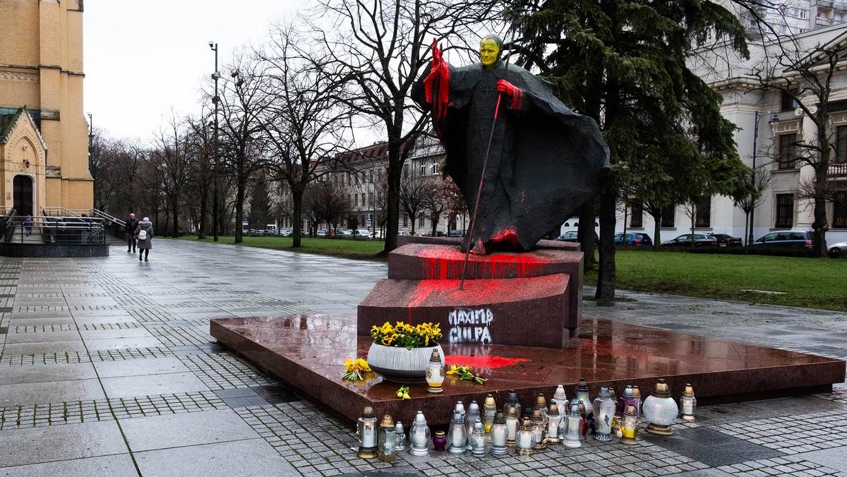 Pomazany farbą pomnik Jana Pawła II przed archikatedrą łódzką