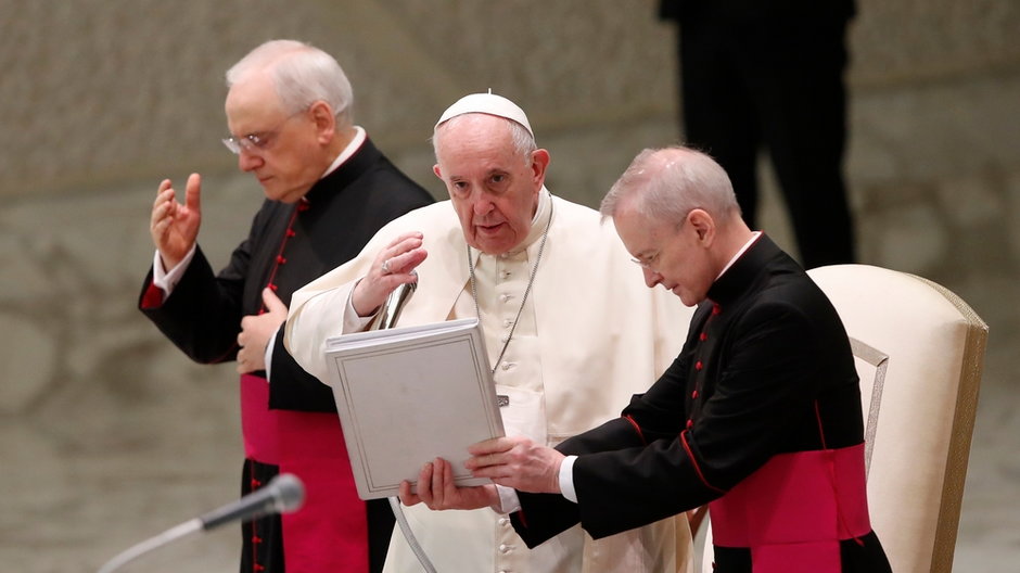 Papież Franciszek i kardynałowie (zdjęcie ilustracyjne)