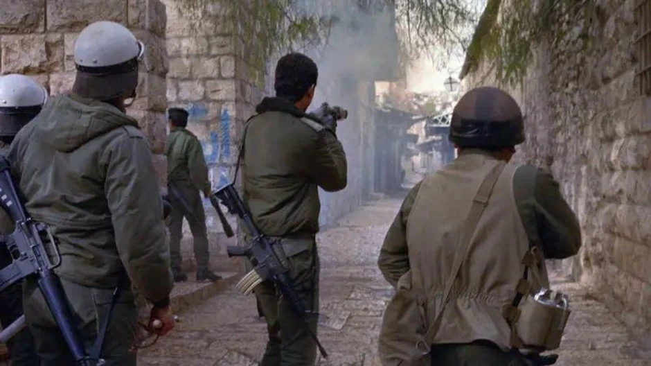 Izraelska policija za razbijanje demonstracija ispaljuje suzavac na palestinske demonstrante tokom sukoba, 22. januara 1988. godine, na ulicama Jerusalima, posle molitvi petkom | Foto: Getty Images