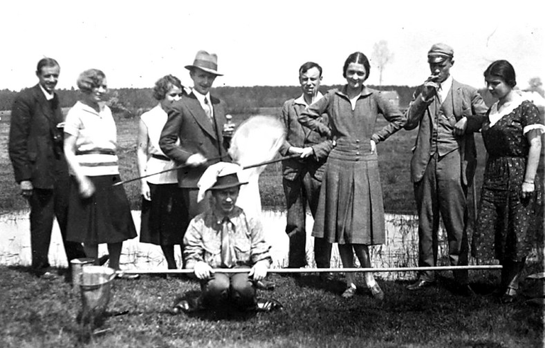 Wiosna około 1934 roku, uczestnicy wycieczki "fauny ekskursyjnej" w Czarnej Strudze pod Warszawą. Czwarty z lewej stoi Stanisław Adamczewski, obok niego Kazimierz Tarwid 