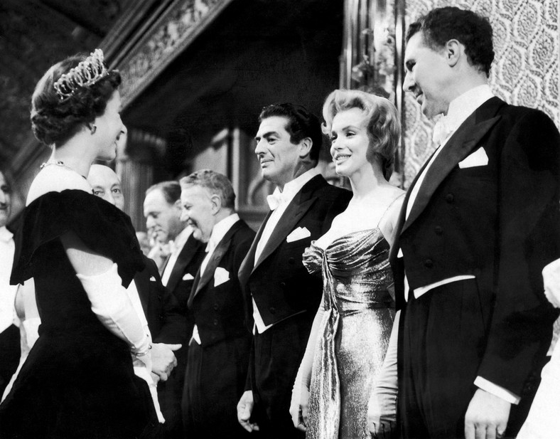 Królowa Elżbieta II i Marilyn Monroe w Empire Theatre w Londynie, 1956 r.