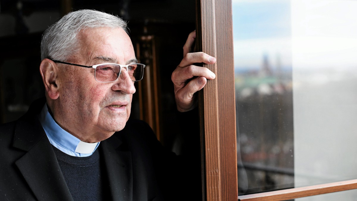 Biskup Tadeusz Pieronek był wczoraj gościem Klubu Obywatelskiego w Jaworznie. W trakcie spotkania odniósł się w ostrych słowach m.in. do bieżącej sytuacji politycznej: - Można postawić tezę, że mamy w Polsce dyktaturę - stwierdził.