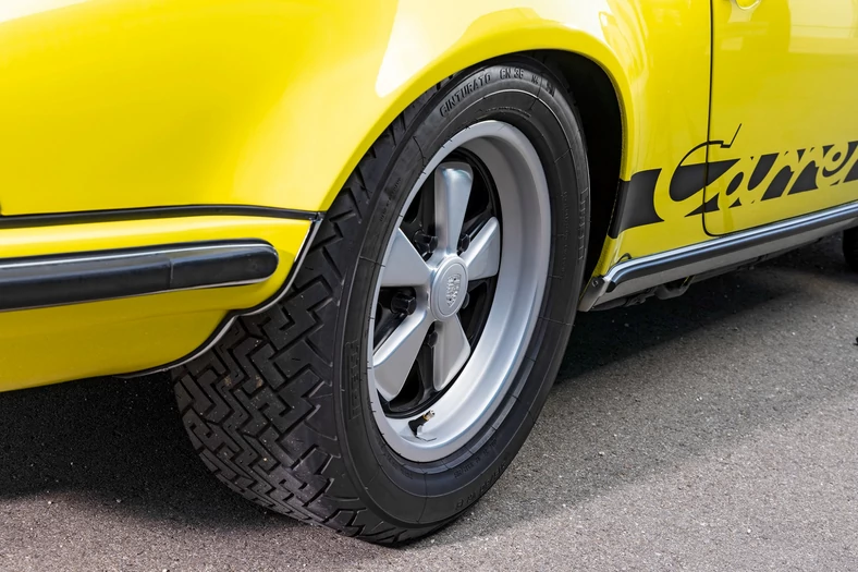 Matowe "parapety" felg RS-a odróżniają je od felg z innych wersji. "Kaczy kuper" był pierwszym Porsche, które z tyłu i z przodu miało różny rozmiar opon.