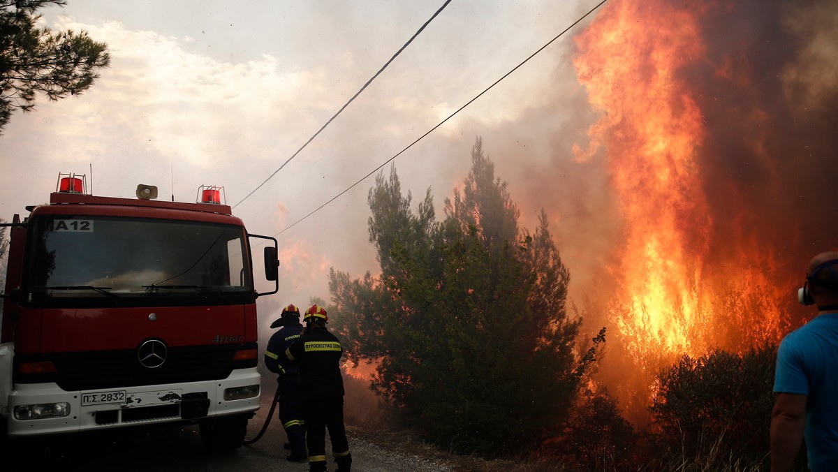 W trakcie ewakuacji podczas pożarów, które wybuchły w Grecji, życie straciła Polka i jej syn. Tragiczne wiadomości przekazało poznańskie biuro podróży Grecos, a o sprawie poinformował TVN24. Informację tę potwierdziło oficjalnie MSZ o godz. 12.15. Polacy pochodzili z Wadowic.