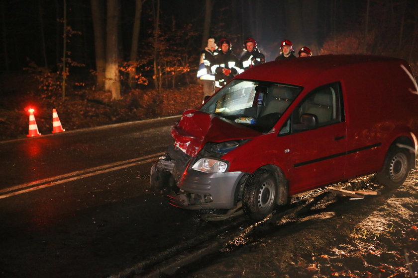 Kierowca vw caddy wjechał w busa, którym podróżowały dzieci