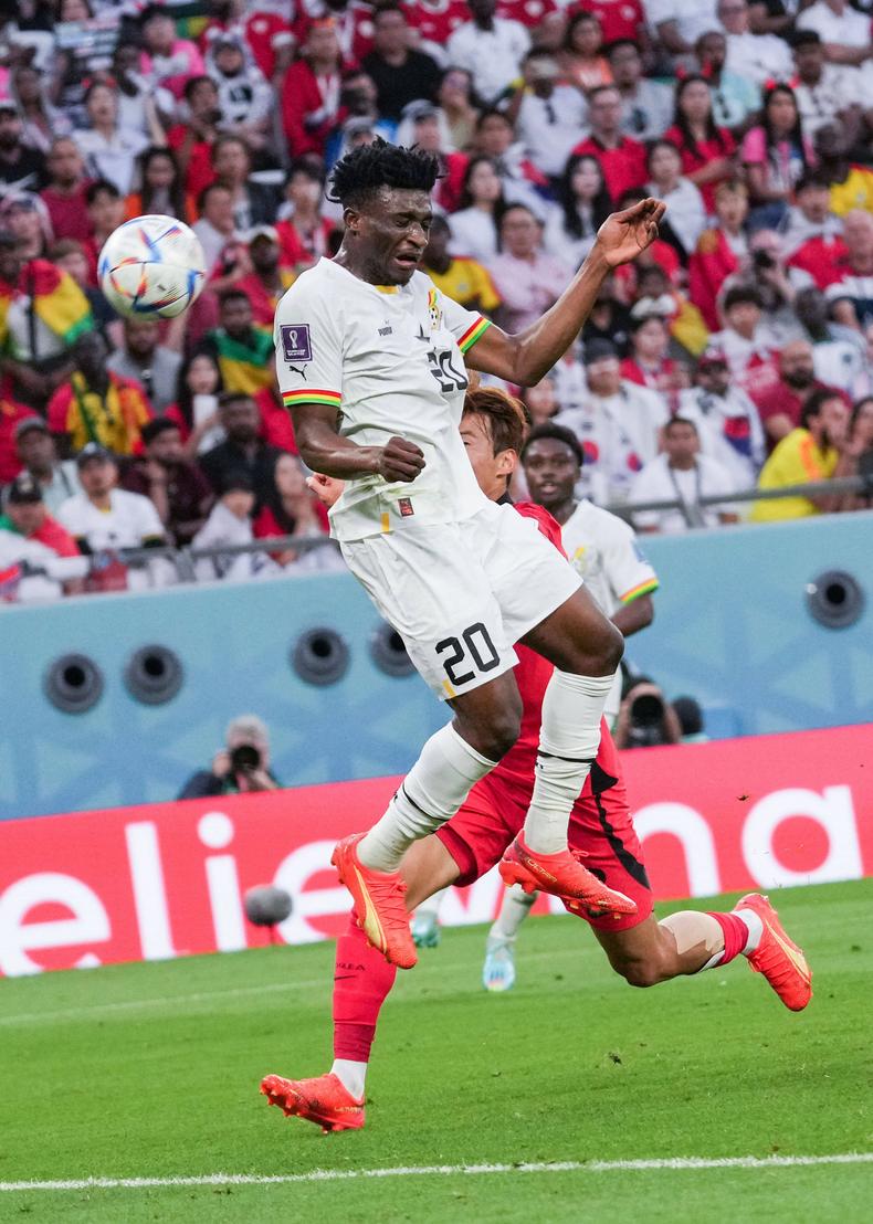Mo Kudos marca o segundo gol de Gana no primeiro tempo.
