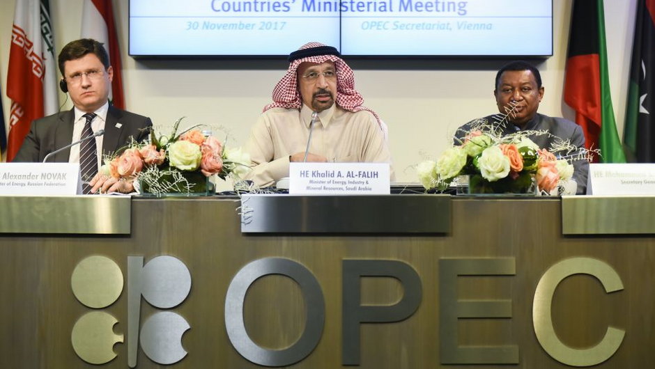 Konferencja prasowa OPEC+. Od lewej: rosyjski minister energetyki Aleksander Nowak, saudyjski minister ropy, gospodarki i zasobów mineralnych Khalid al-Falih przewodniczący OPEC, sekretarz generalny OPEC Mohhamed Barkindo z Nigerii.