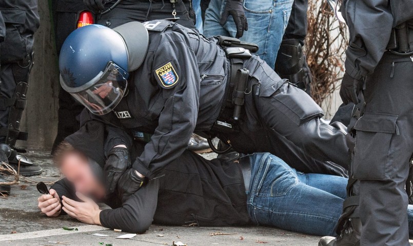 Niemiecka policja nie patyczkowała się z kibolami Darmstadt i Eintrachtu Frankfurt. ZDJĘCIA