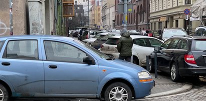 W Straży Miejskiej ogromne premie, a patologiczne parkowanie kwitnie