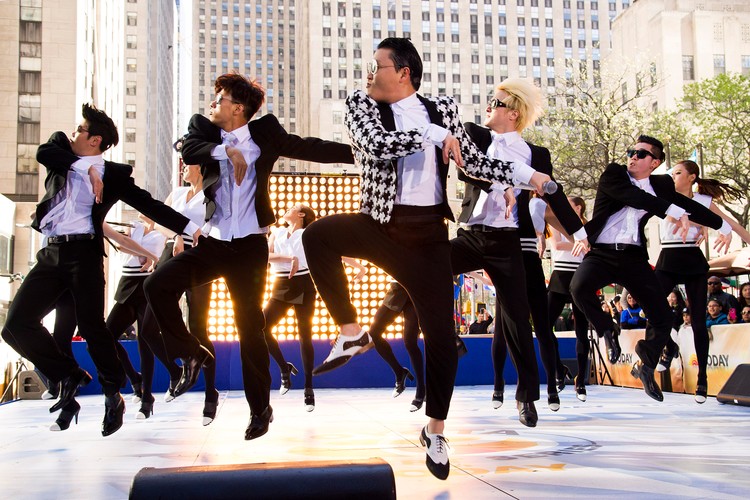 PSY podczas występu w programie NBC 'Today' – 3 maja 2013