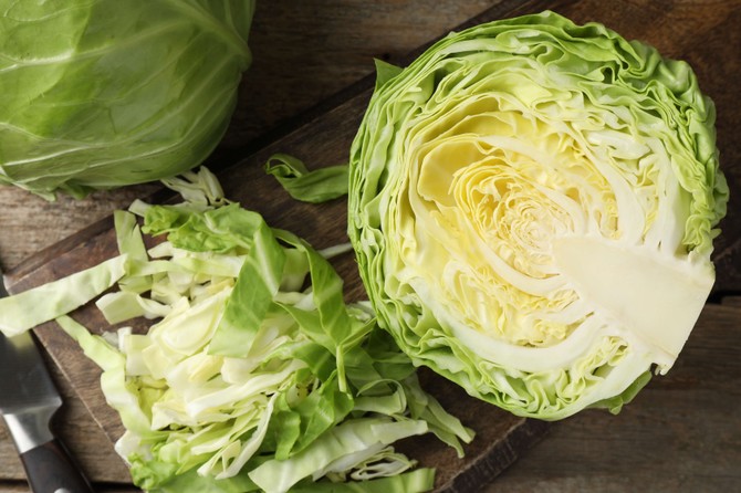 Da bi salata od kupusa bila bezbedna za jelo, neophodno je da glavicu ovog povrća isečete na više delova i svaki od njih dobro operete pod mlazom hladne vode