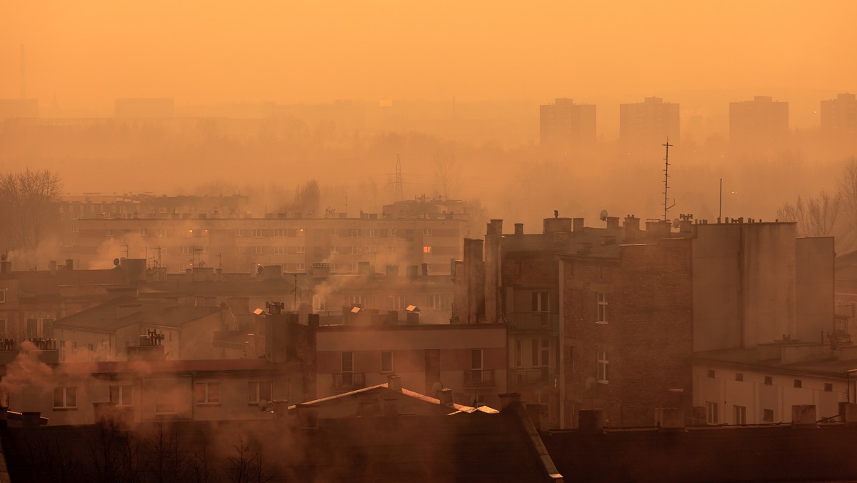 Smog znów dusi mieszkańców wielu miast w Polsce. W kilku województwach zauważalny jest fatalny stan powietrza. Normy zanieczyszczeń przekroczone są w wielu miejscach – wynika ze wskaźników Airly.