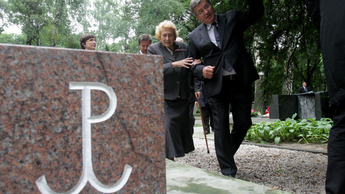 Z okazji 67. rocznicy wybuchu Powstania Warszawskiego, prezydent Bronisław Komorowski złożył kwiaty pod pomnikiem Gloria Victis na Wojskowych Powązkach w Warszawie. Główne uroczystości rocznicowe na Powązkach rozpoczną się o godz. 17.