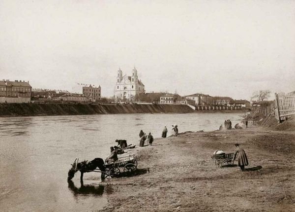 Widok na kościół św. Jakuba i Filipa oraz klasztor dominikanów w Wilnie, rok 1900 (fot. Stanisław Filibert Fleury, domena publiczna).