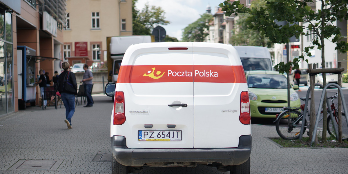 Poczta Polska wprowadziła SMS-y z numerem telefonu do kuriera, który ma doręczyć paczkę