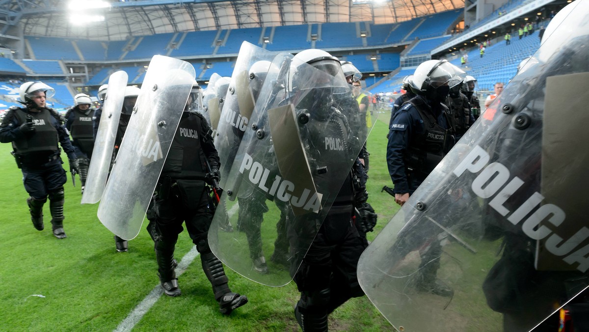 Policja zatrzymała dzisiaj kolejne dwie osoby w związku z zajściami podczas meczu Lech – Legia. Wśród zatrzymanych jest Piotr K. ps. "Klima", który według śledczych miał podżegać grupę kibiców do chuligańskich zachowań i wdarcia się na murawę. Klima został zatrzymany na lotnisku, gdy wracał z finału Ligii Mistrzów.