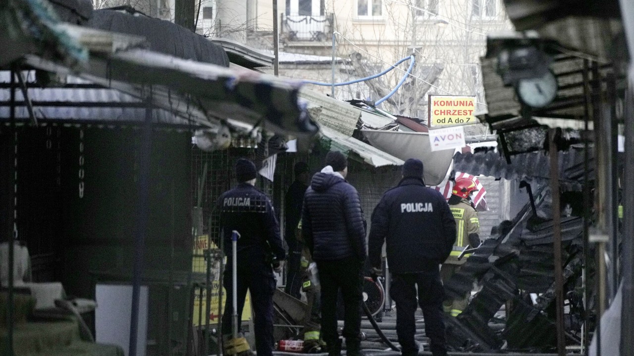 Kolejny pożar na Bazarze Różyckiego w Warszawie. Ogień w kilku miejscach