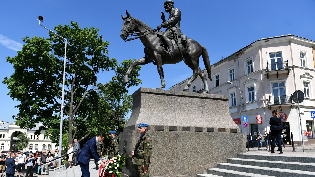 Premier Mateusz Morawiecki złożył kwiaty przed pomnikiem Józefa Piłsudskiego na Placu Wolności w Kielcach. Uczcił w ten sposób 83. rocznicę śmierci współtwórcy niepodległości Polski.
