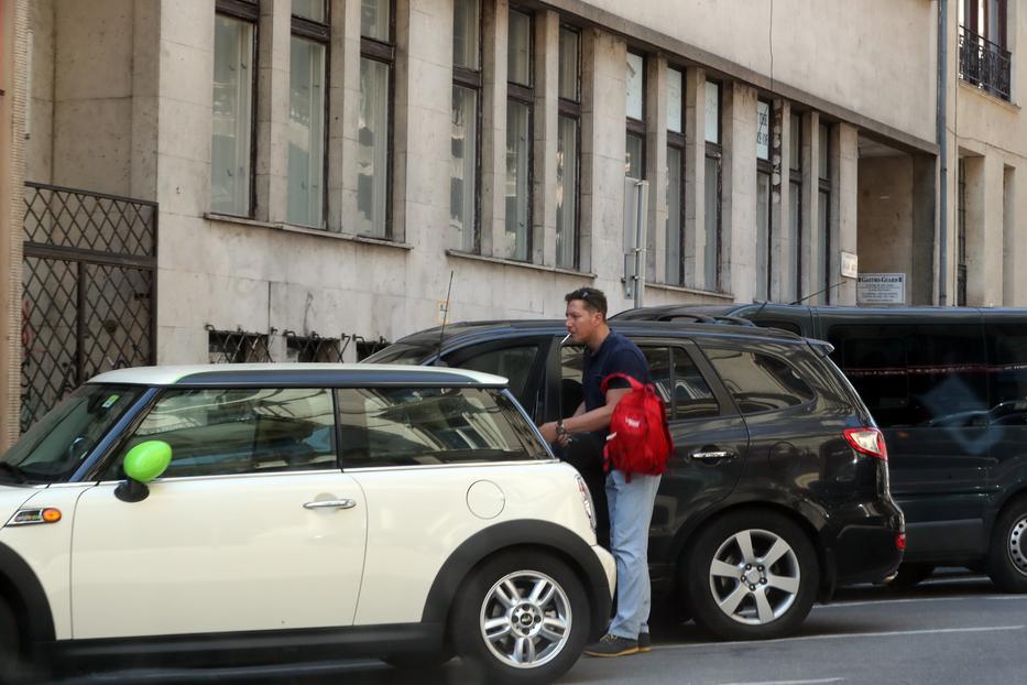 Németh cigarettával a szájában érkezett a kocsijához, egyedül volt, bár állítja, csak akkor használja a rokkantkártyát, ha édesanyját szállítja