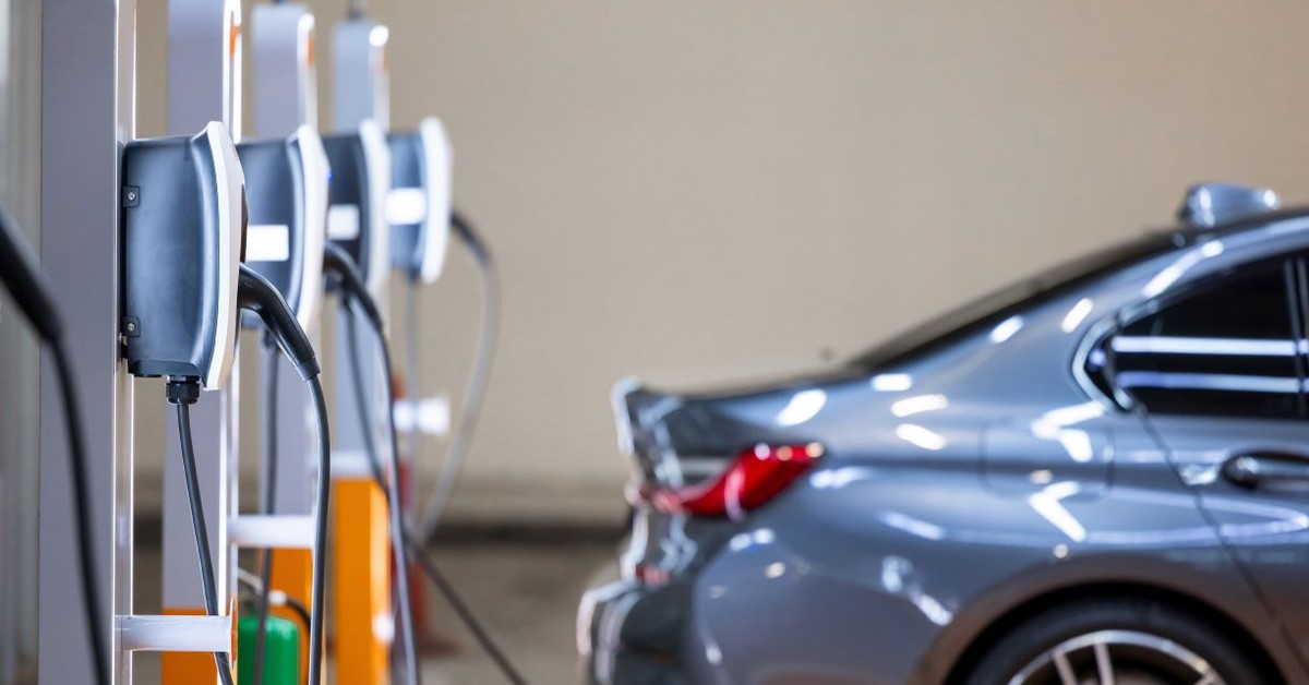 Sprzedaż samochodów elektrycznych w Polsce 2025. Elektryki wyprzedziły diesle