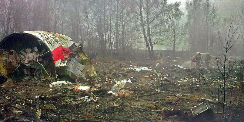 Wrak TU-154M na miejscu katastrofy w Smoleńsku