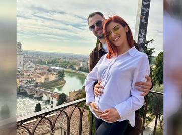 TRUDNA "ZVEZDA GRANDA"! Pevačica sa kolegom čeka prvo dete, otkrila pol bebe: "Stiže pojačanje"