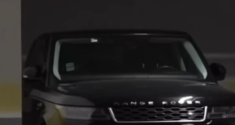 Auto Meline Džinović izlazi iz zgrade