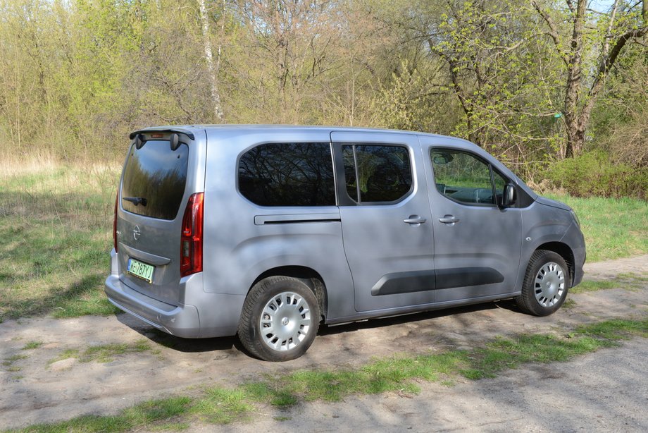 Opel Combo-e Life XL ma pudełkowate nadwozie, nie grzeszy więc urodą. Ale to nie jest ważne, bo w środku to bardzo praktyczny samochód.