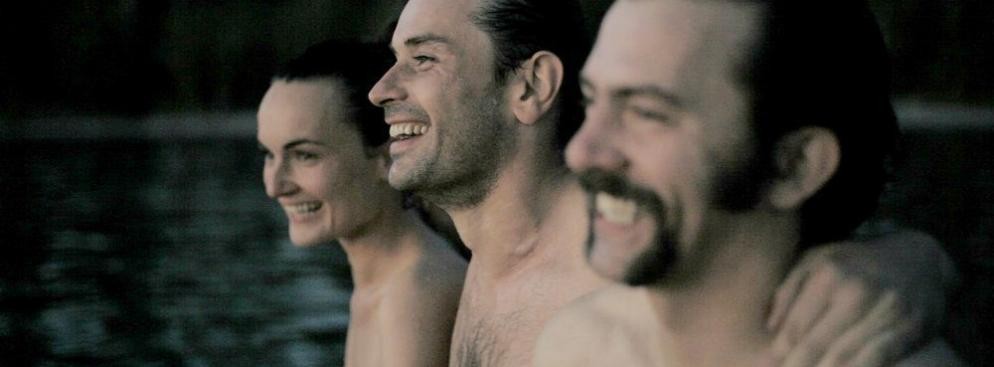 <strong>Heavy Mental</strong>
<br></br>
Mariusz, 30-letni aktor, nie może grać, bo zapomina roli, gdy tylko staje na scenie. Chodzi do psychoterapeuty i jako część terapii przygotowuje monodram. Poszukuje swojego Zen w starodawnej sztuce japońskiego łucznictwa i ćwiczeniach oddechowych. Gdy umiera jego dziadek otrzymuje propozycję od Piotra, tajemniczego pracownika opieki społecznej, fana heavy metalu. Piotr odda mu mieszkanie po dziadku w zamian za pomoc w zdobyciu dziewczyny, której sam nie ma odwagi poderwać. Przystojny, dobrze zbudowany aktor jest dla prowadzącej proste życie fryzjerki spełnieniem marzeń o życiu niezwykłym i pełnym wrażeń. W ten sposób, od dawna przygotowywany przez Piotra plan, zaczyna działać. Cała trójka udaje się we wspólną wakacyjną podróż nad morze, gdzie ma dojść do przekazania dziewczyny. (opis dystrybutora)
<br></br>
Reżyseria: Sebastian Buttny | Kraj produkcji: Polska | Wytwórnia: Absolut Media, Kolektyw Filmowy
<br></br>