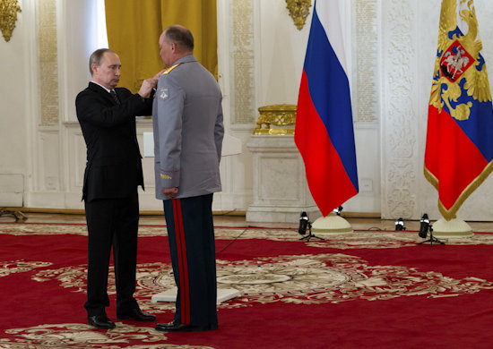 Aleksander Dwornikow odbiera od Władimira Putina medal i tytuł Bohatera Federacji Rosyjskiej (17.03.2016)