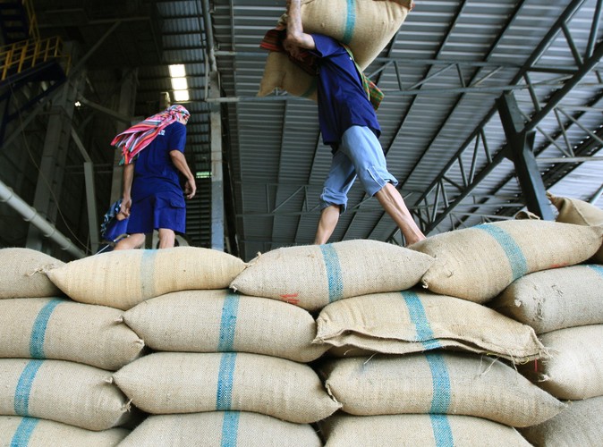 Transport ryżu do młyna na przedmieściach Bangkoku