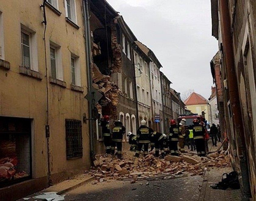 Wybuch gazu zniszczył kamienicę w Mirsku