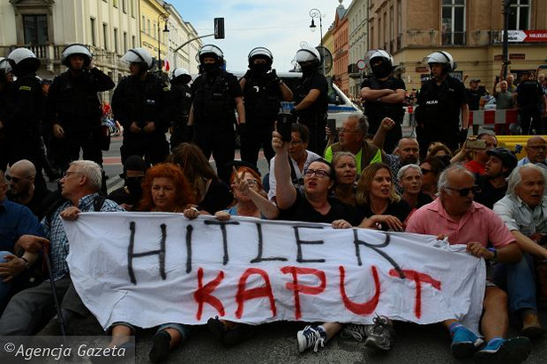 Policja zatrzymała 34-latka, który 1 maja maszerował w koszulce z symbolem SS. W jego mieszkaniu znaleziono faszystowskie książki